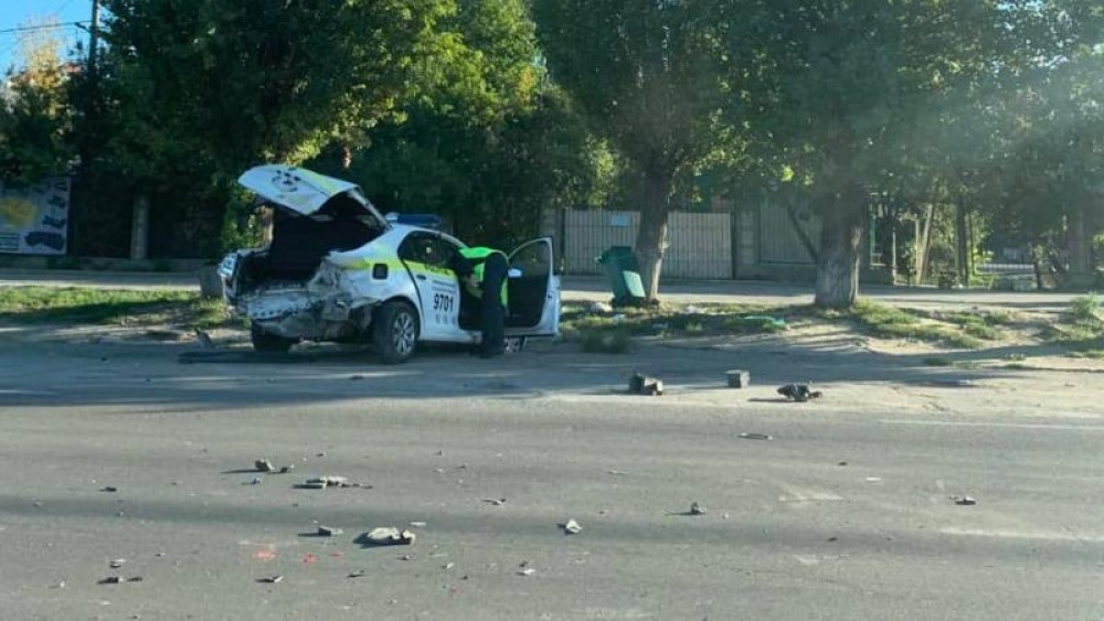 O mașină de poliție grav accidentată pe o stradă din Chișinău. Ce s-ar fi întâmplat